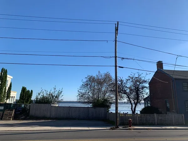 $2,300 | 248 Water Street, Newburyport, MA 01950