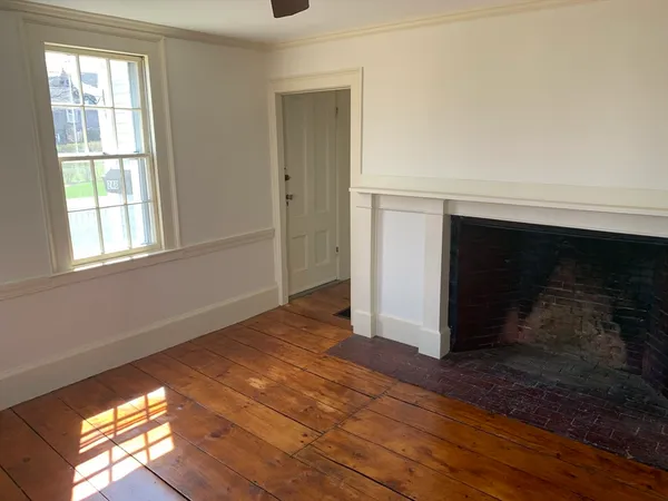 $2,300 | 248 Water Street, Newburyport, MA 01950