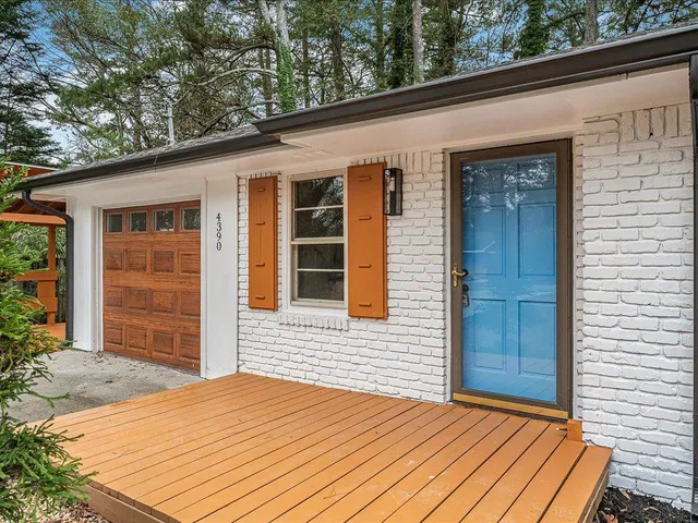 a view of a house with a backyard