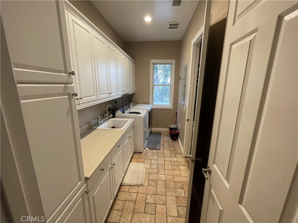 25452 Edna Road Murrieta, CA 92562 - Photo 19 of 70 a bathroom with sink a mirror and a bathtub