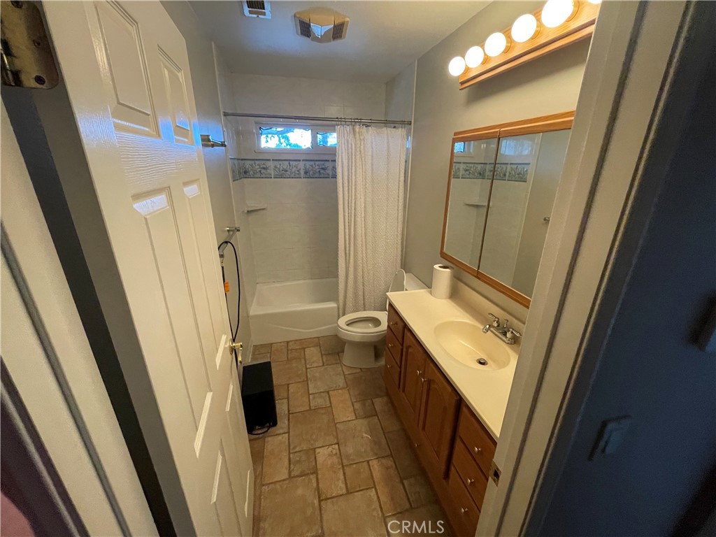 25452 Edna Road Murrieta, CA 92562 - Photo 36 of 70 a bathroom with a sink a toilet a mirror and tub