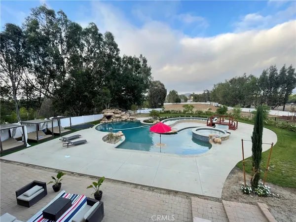 a view of backyard of the house