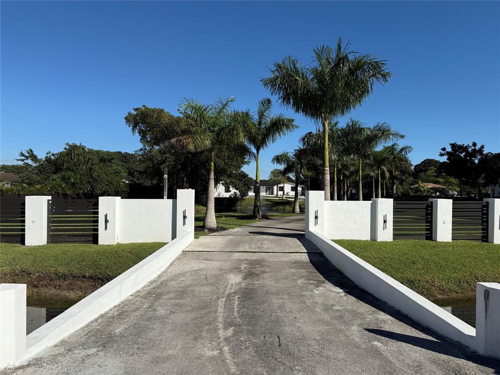 5790 Melaleuca Road Southwest Ranches, FL 33330 - Photo 29 of 44 a view of a yard with a patio
