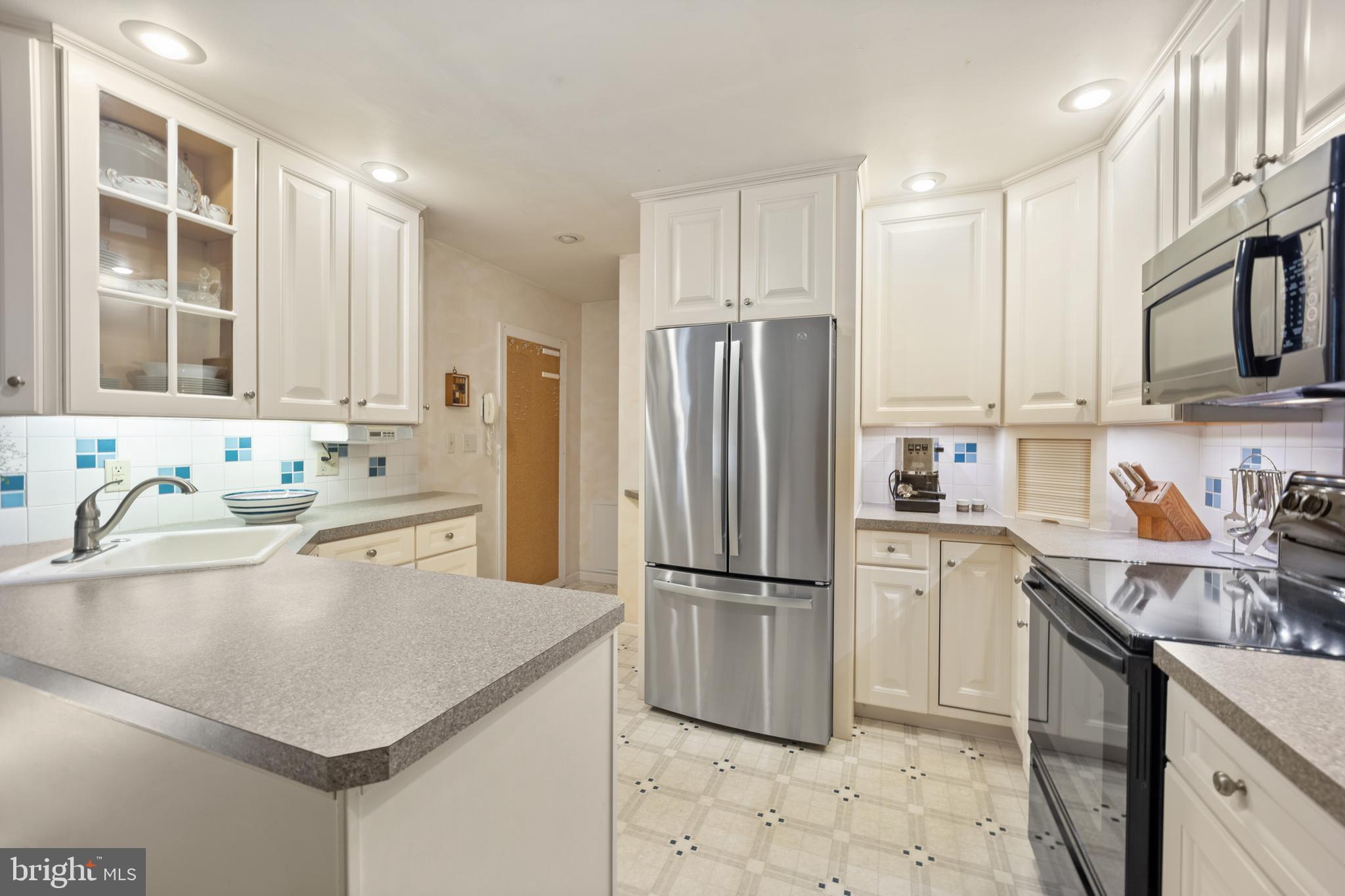 52 Prizer Road Phoenixville, PA 19460 - Photo 13 of 36 Newer GE Fridge, Ceiling Height Cabinets