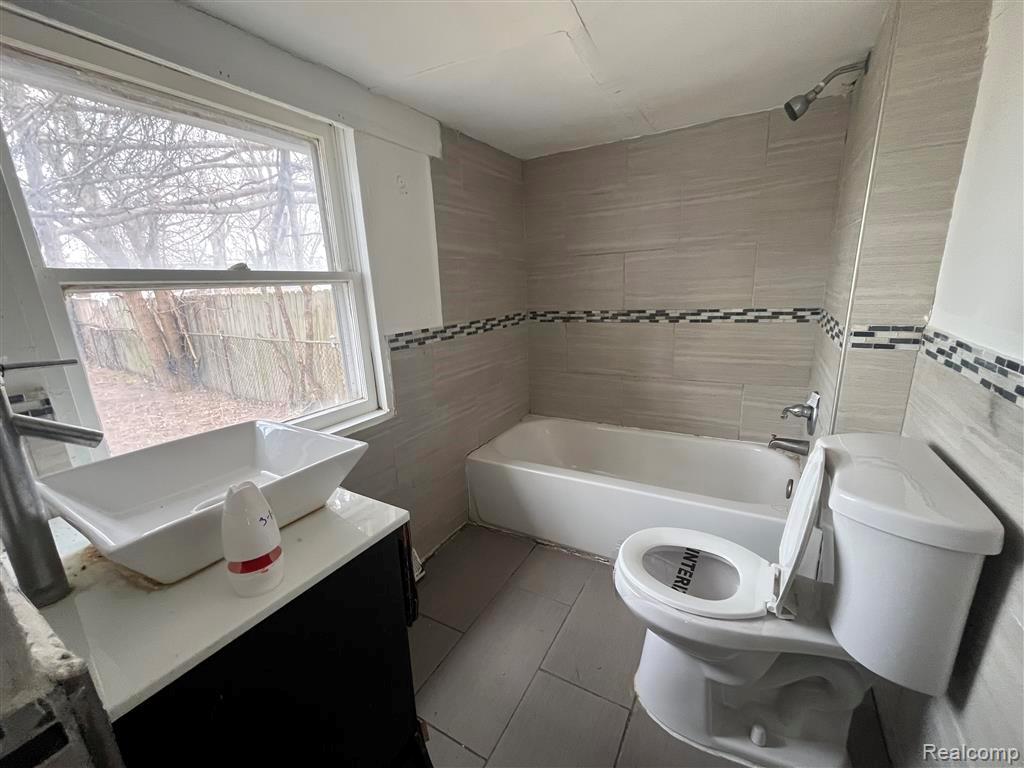 2119 Rome Avenue Warren, MI 48091 - Photo 11 of 31 Bathroom #1