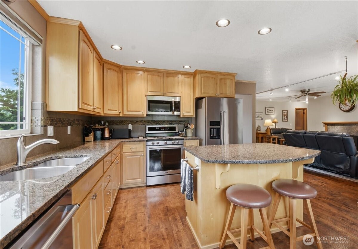 1123 Southwest Kalama Loop Oak Harbor, WA 98277 - Photo 10 of 34