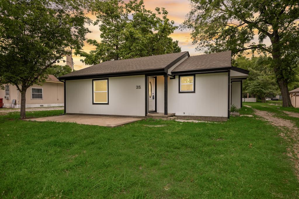 315 South Business Highway 78 Blue Ridge, TX 75424 - Photo 2 of 28 a backyard of a house with seating space