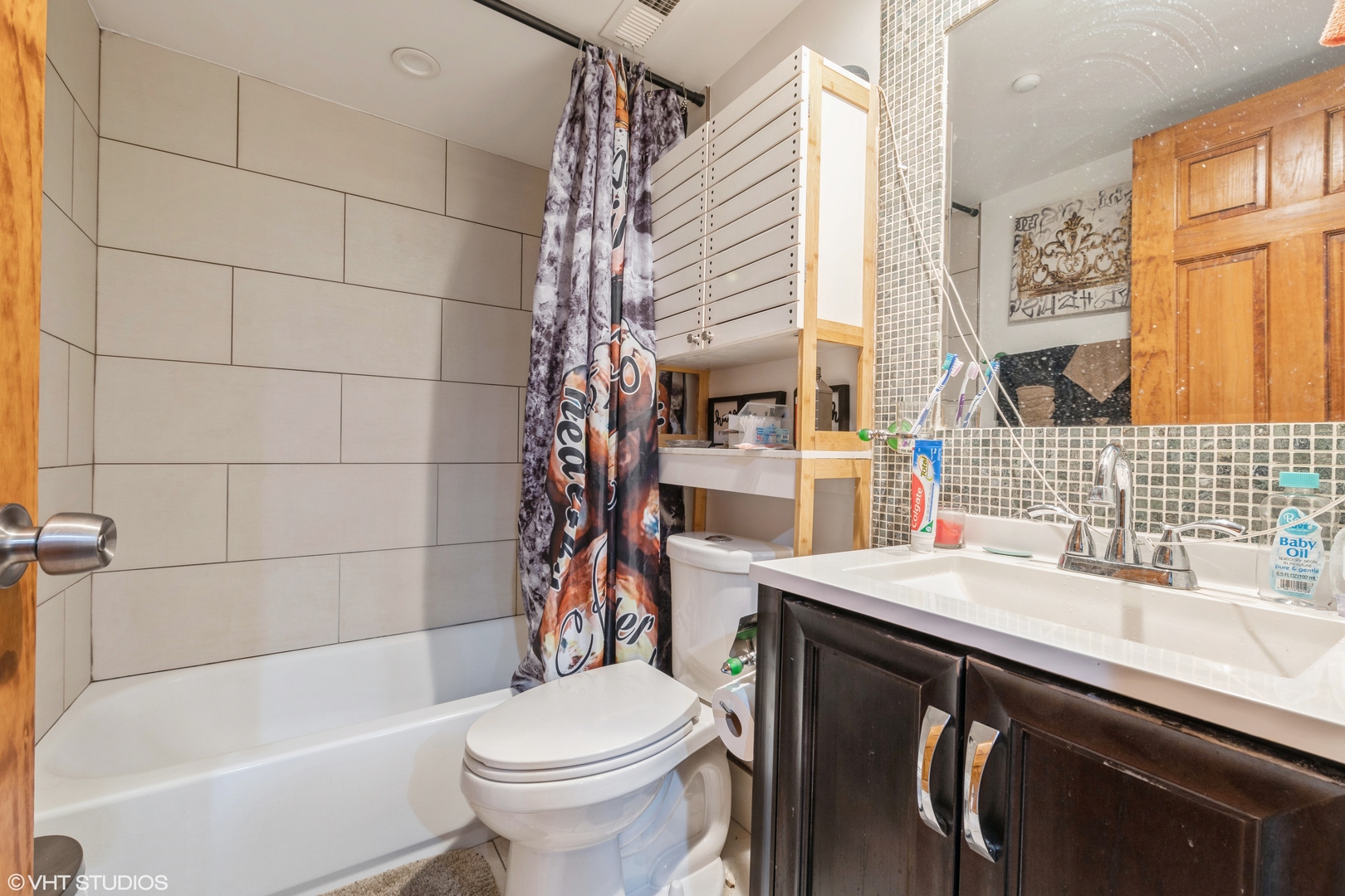 7806 South May Street Chicago, IL 60620 - Photo 4 of 20 a bathroom with a sink toilet and shower