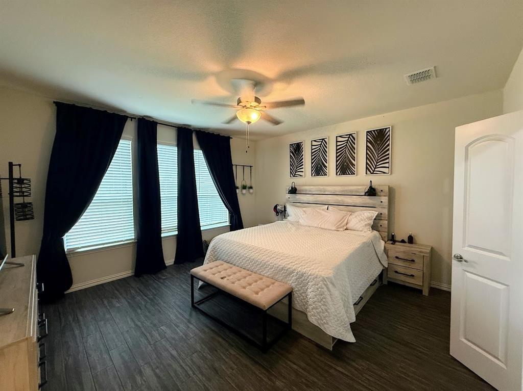 1109 Pinnacle Ridge Road Fort Worth, TX 76052 - Photo 14 of 40 a bed room with a bed and a window