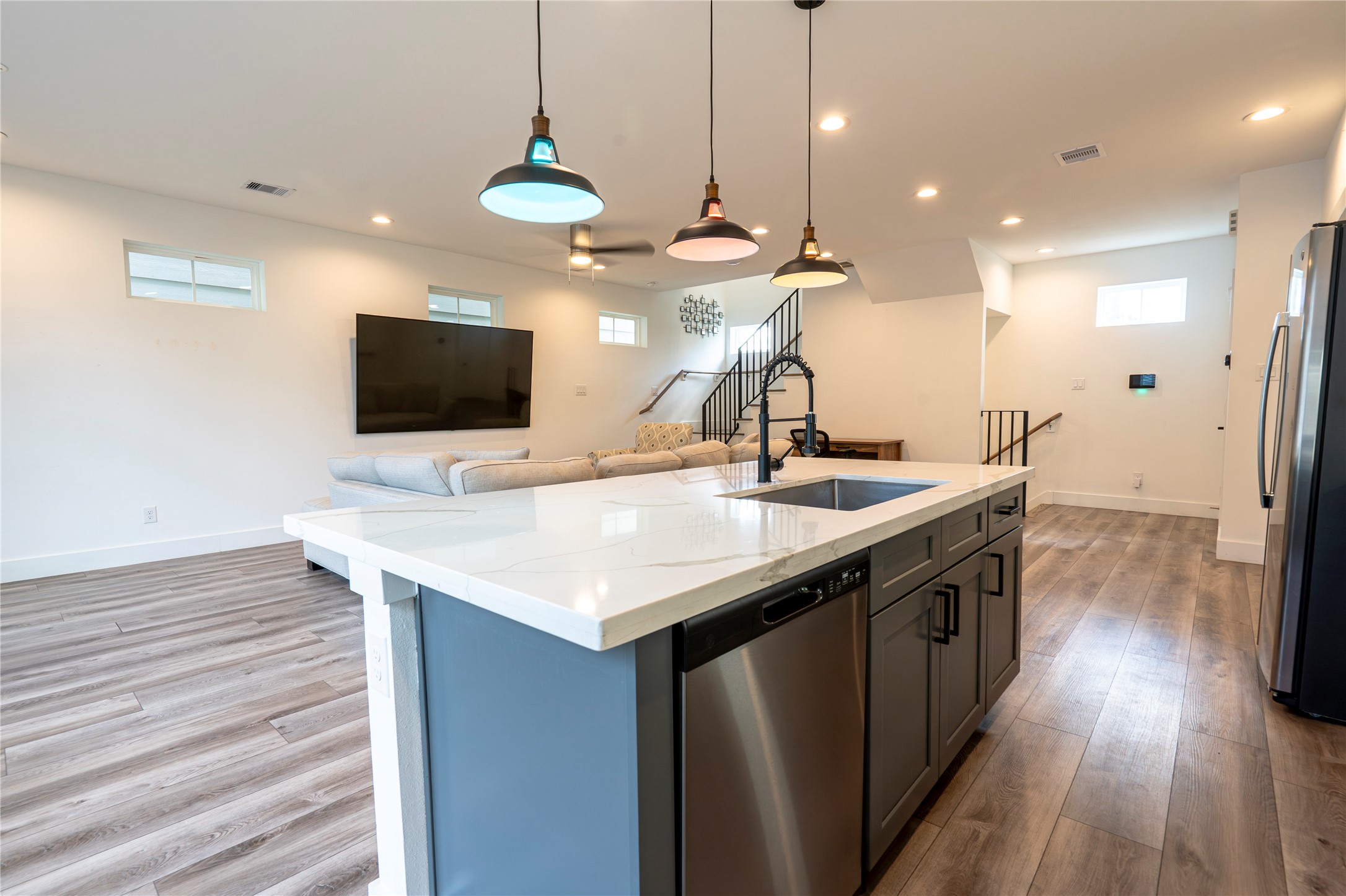 2056 Johanna Drive, Unit F Houston, TX 77055 - Photo 13 of 27 a kitchen with a stove a sink and a flat screen tv