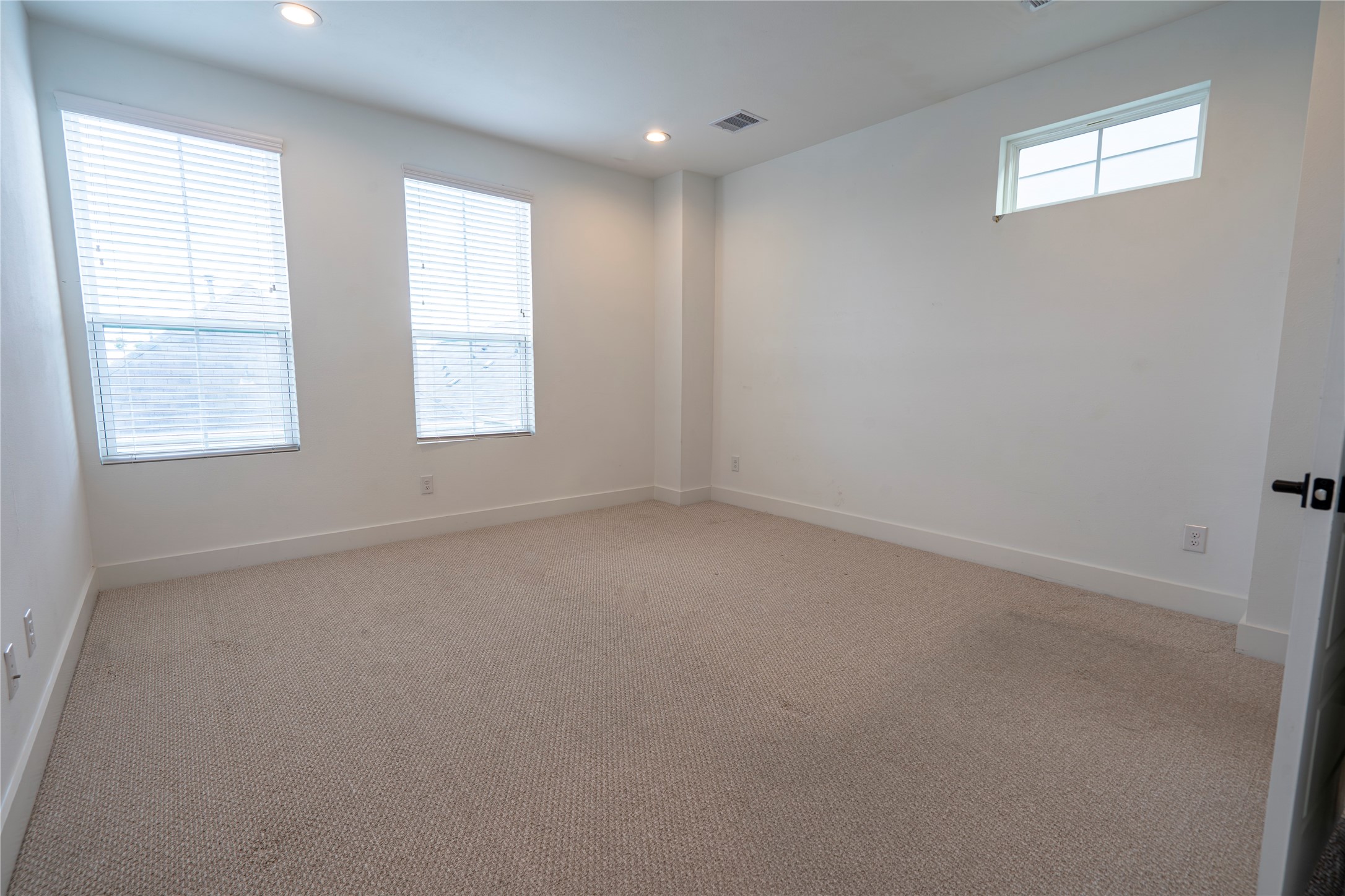 2056 Johanna Drive, Unit F Houston, TX 77055 - Photo 18 of 27 an empty room with windows