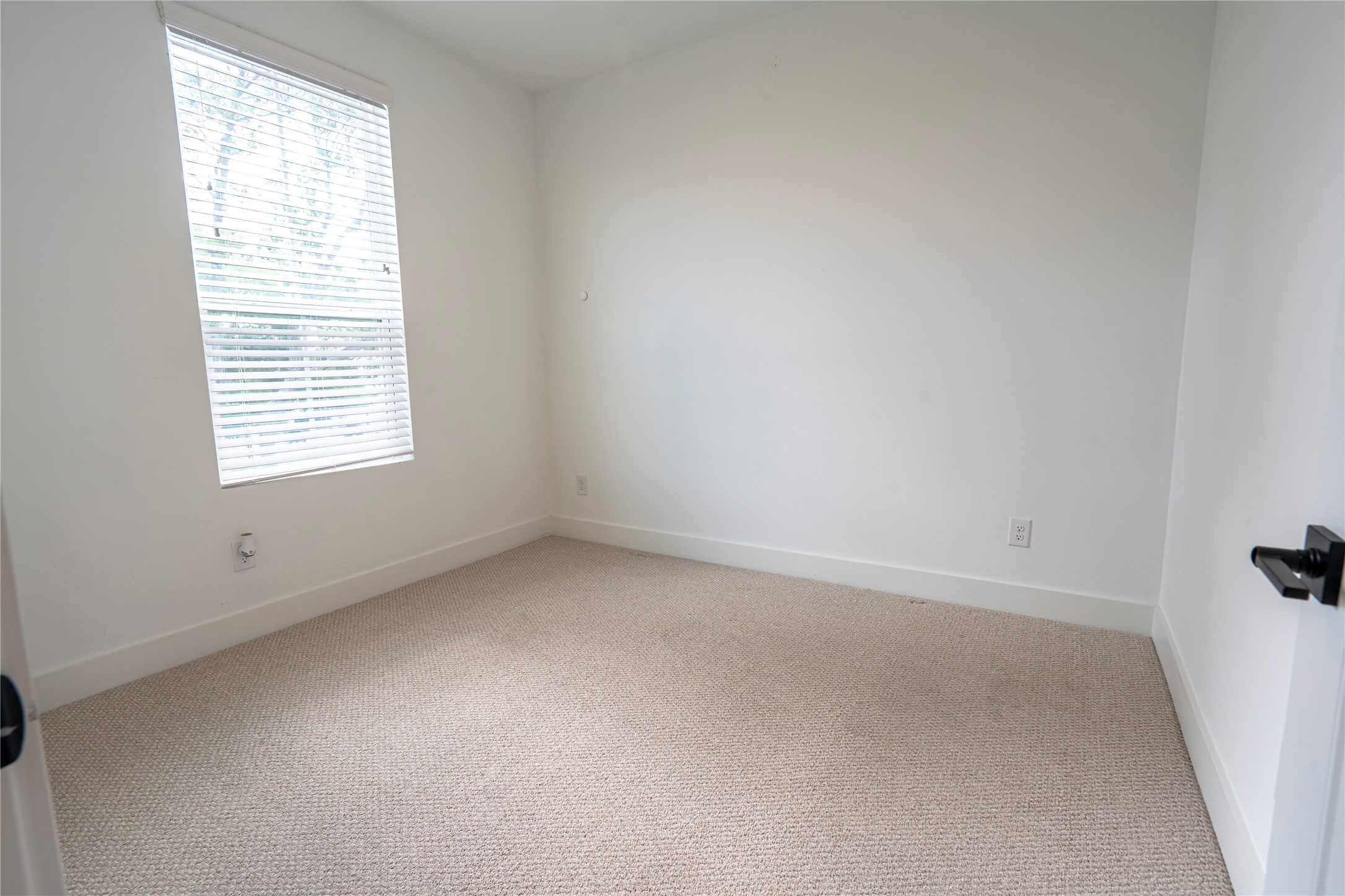 2056 Johanna Drive, Unit F Houston, TX 77055 - Photo 20 of 27 an empty room with a window