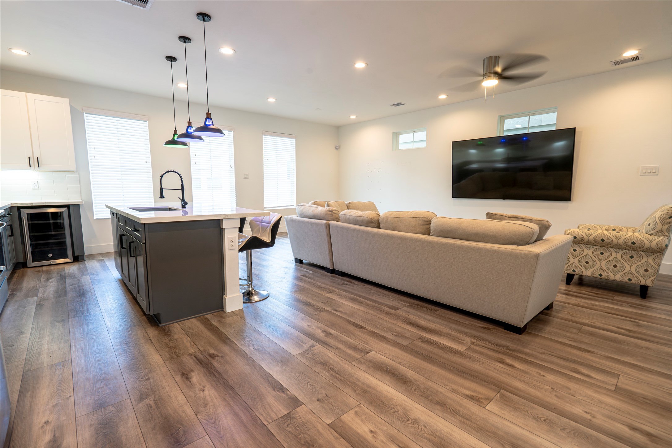 2056 Johanna Drive, Unit F Houston, TX 77055 - Photo 5 of 27 a living room with furniture and a flat screen tv