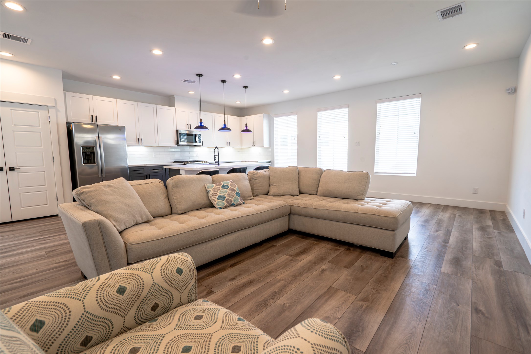 2056 Johanna Drive, Unit F Houston, TX 77055 - Photo 6 of 27 a living room with furniture and kitchen view