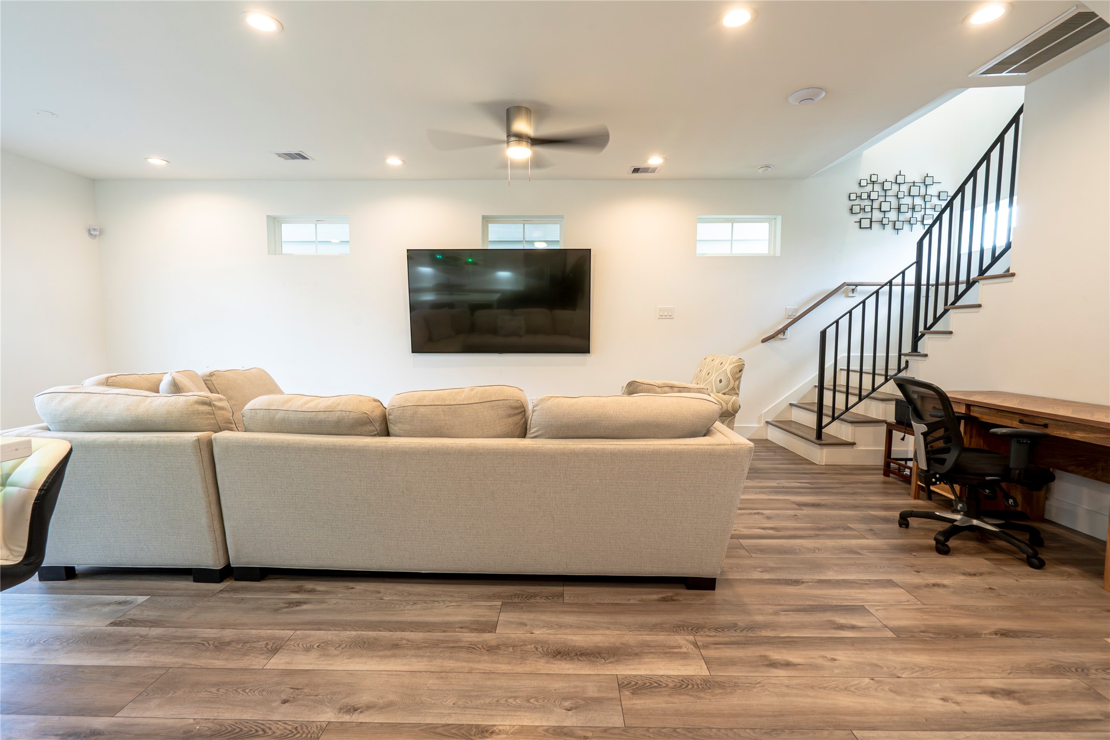 2056 Johanna Drive, Unit F Houston, TX 77055 - Photo 7 of 27 a living room with furniture and a flat screen tv
