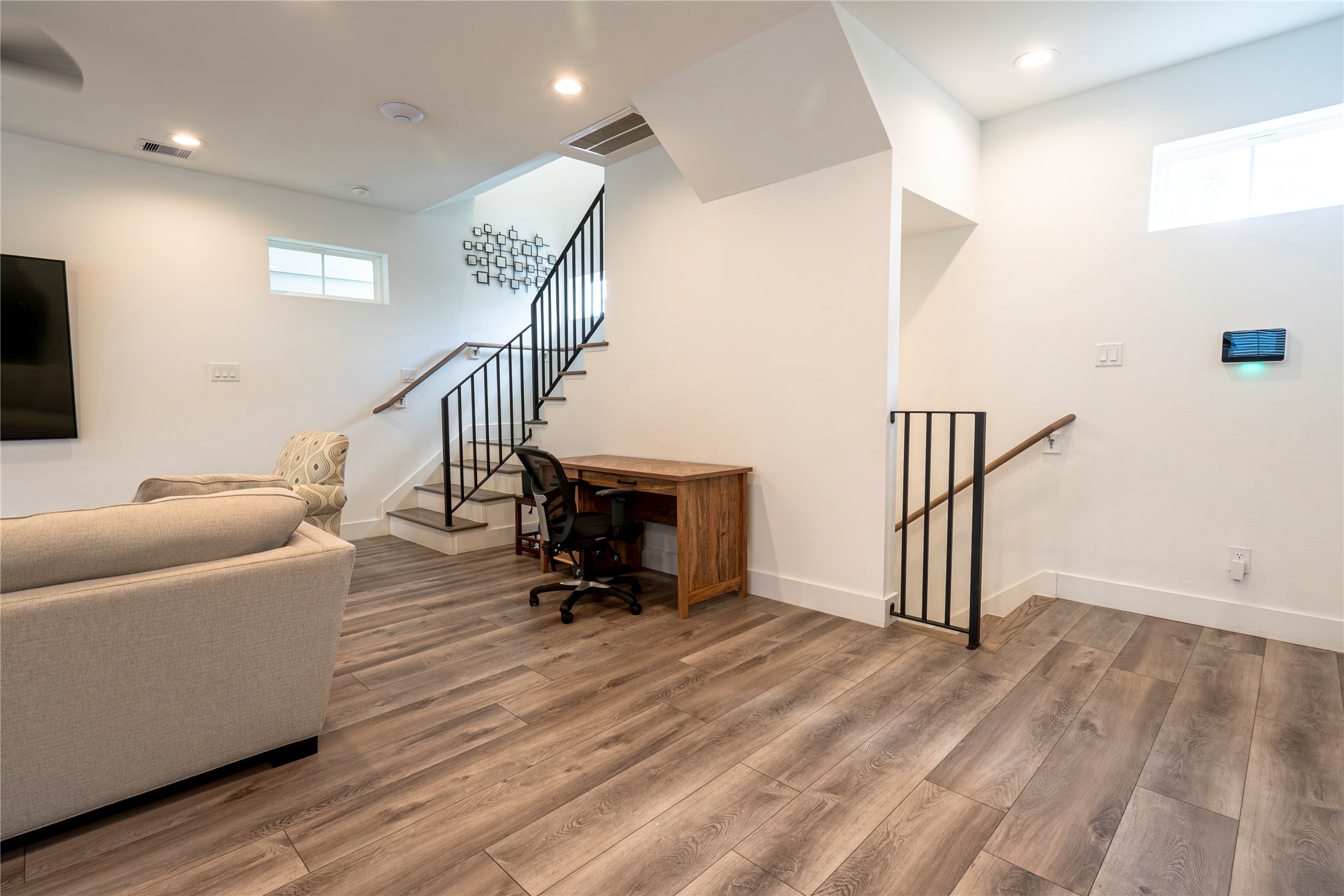2056 Johanna Drive, Unit F Houston, TX 77055 - Photo 10 of 27 a view of livingroom with furniture and wooden floor