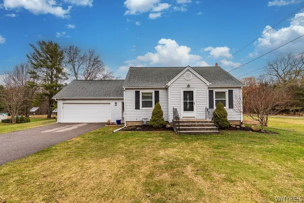 $269,900 | 24 Greenmeadow Drive, Orchard Park, NY 14127