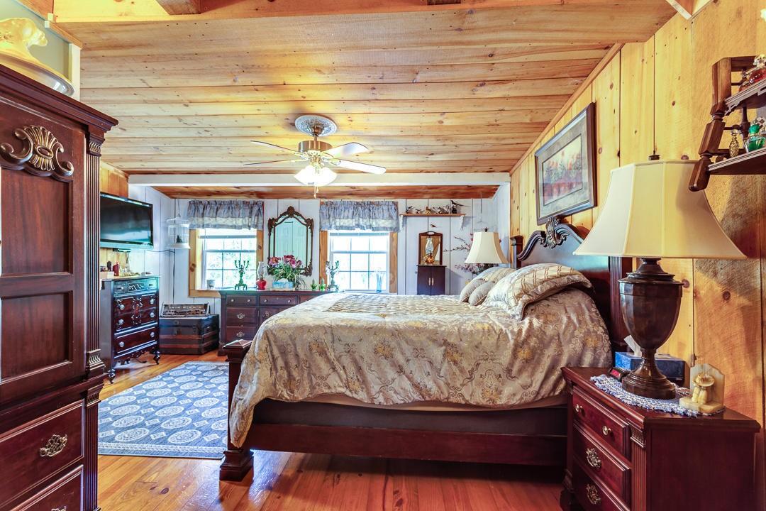 4142 Wilhite Road Sevierville, TN 37876 - Photo 12 of 33 a bed room with a bed and a window