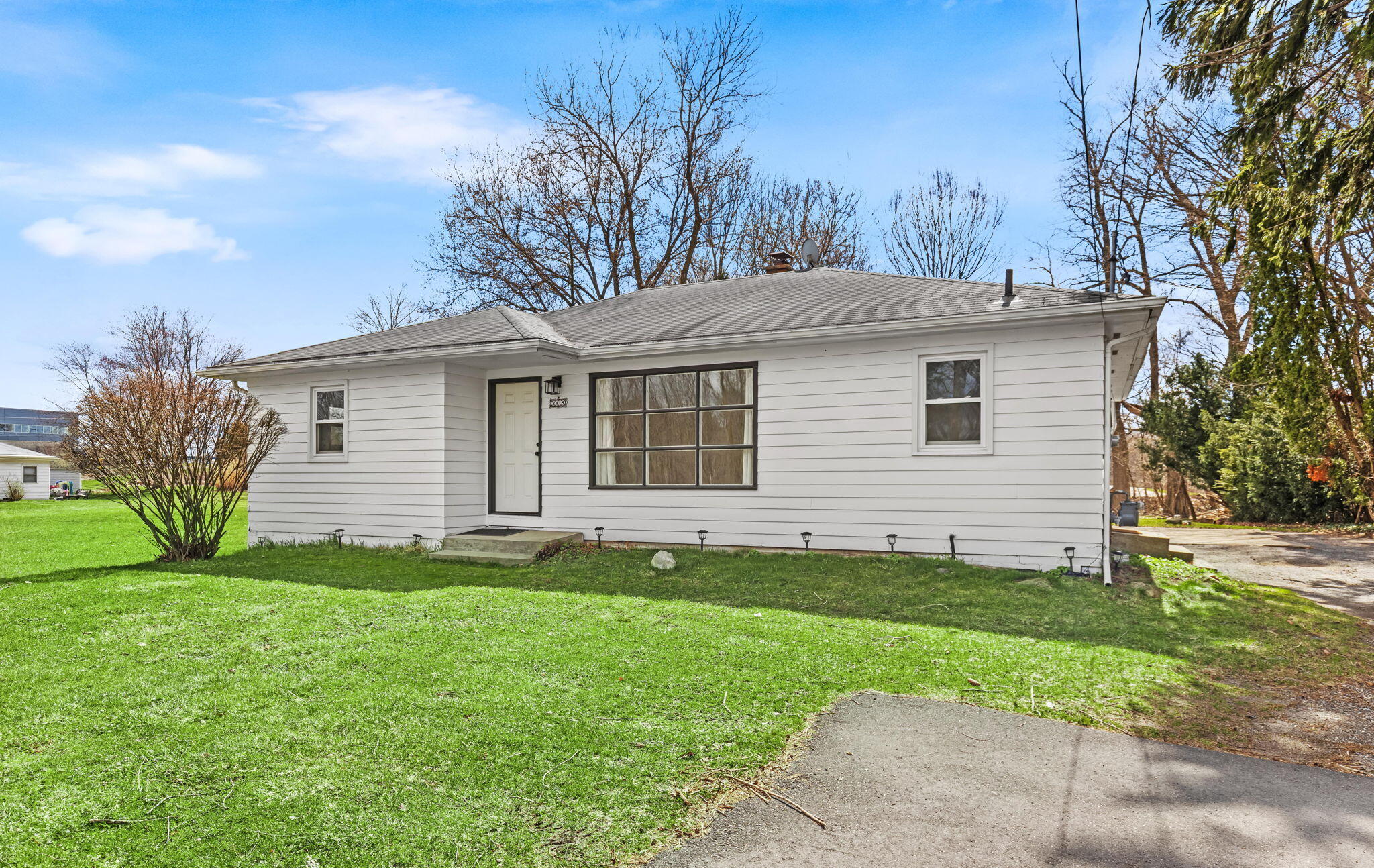 2418 4 Mile Road Northwest Grand Rapids, MI 49544 - Photo 2 of 45 2-web-or-mls-006