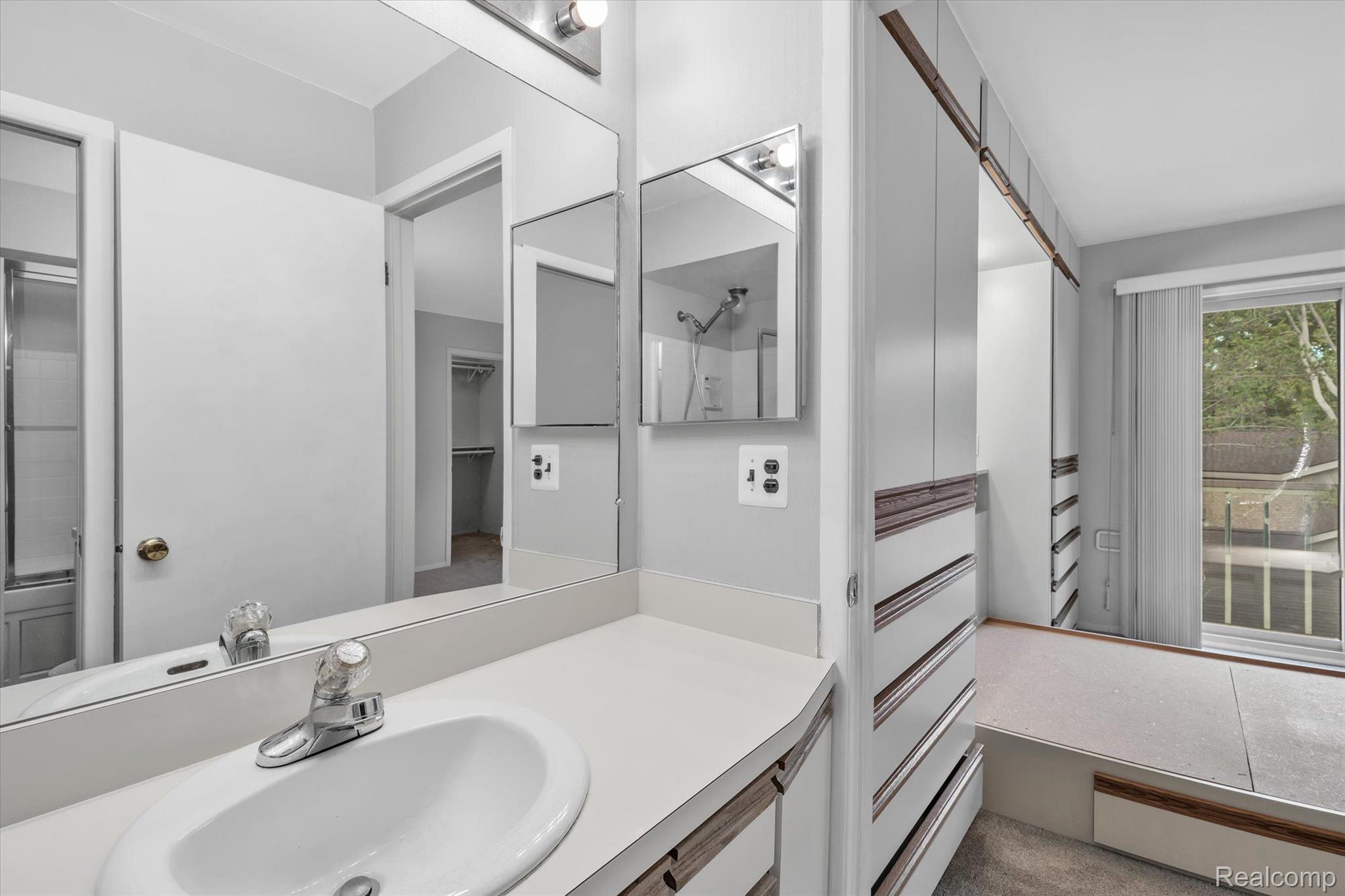 639 Oakbrook West Rochester, MI 48307 - Photo 25 of 51 Gallery Image 25