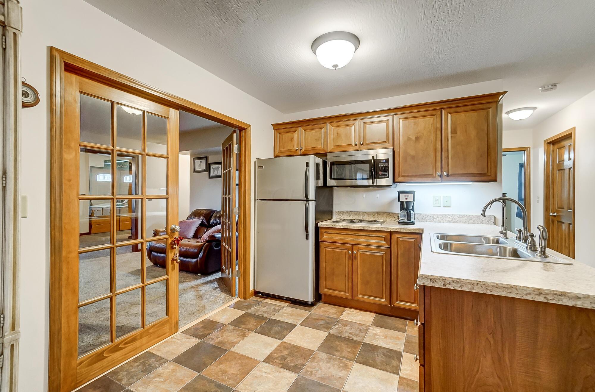 7311 Stout Road Circleville, OH 43113 - Photo 24 of 57 Kitchen in suite