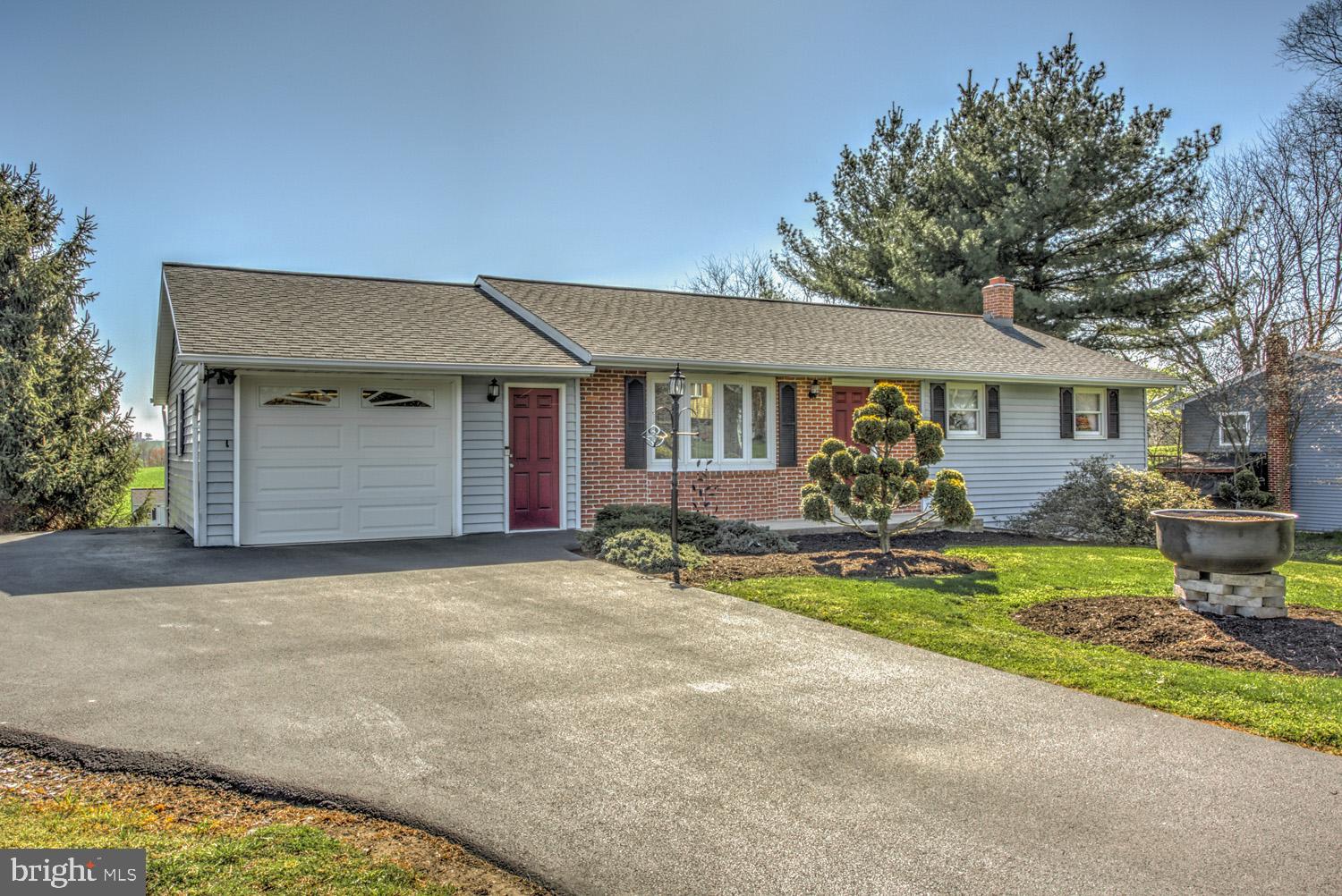 31 Trail Road South Elizabethtown, PA 17022 - Photo 2 of 40 a front view of a house with a yard and garage