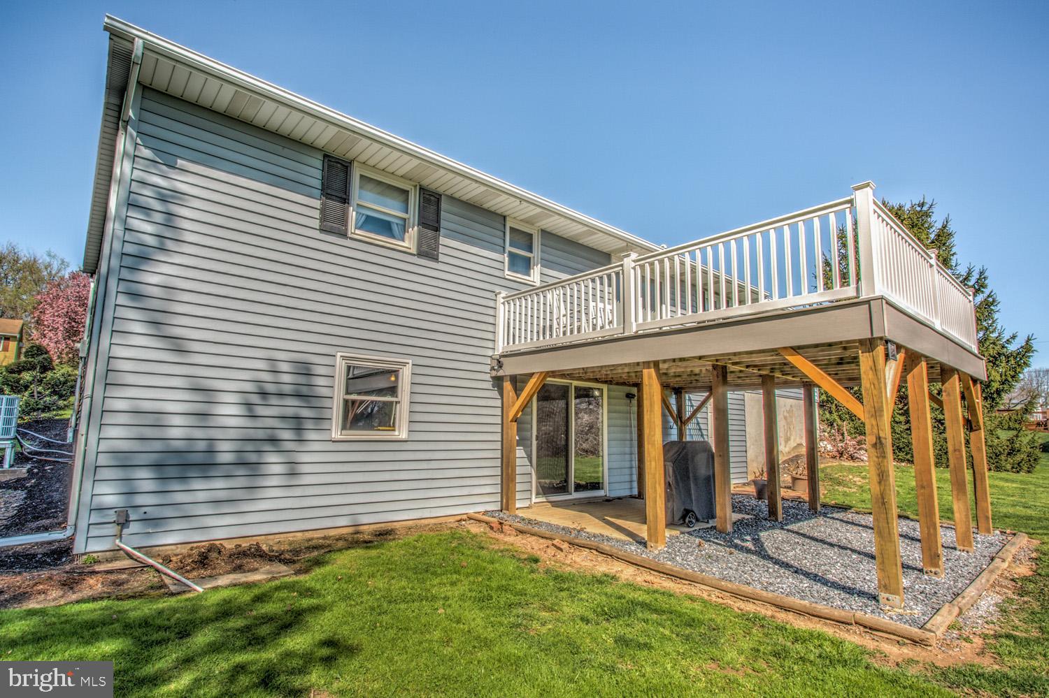 31 Trail Road South Elizabethtown, PA 17022 - Photo 35 of 40 a view of a house with backyard and porch