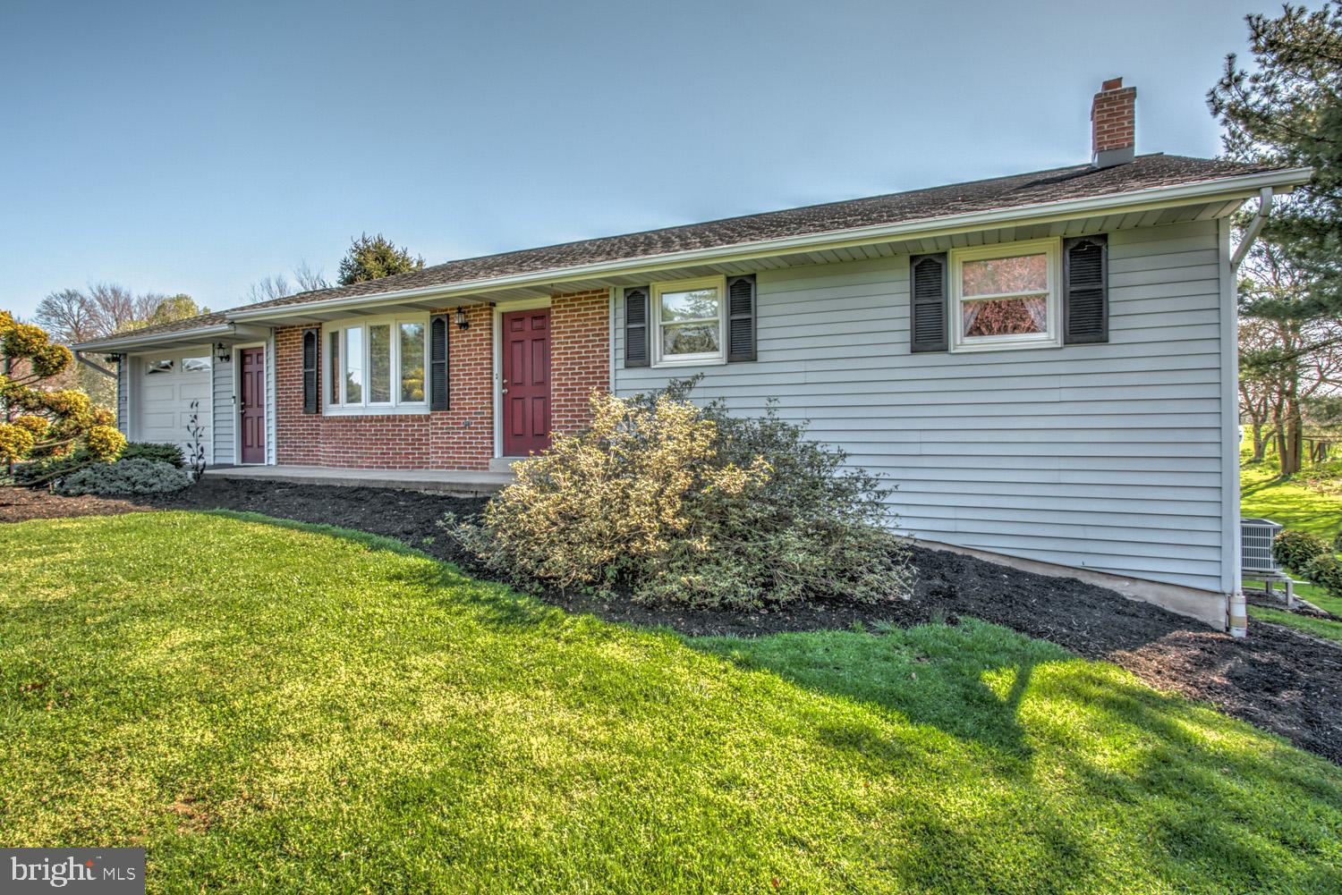 31 Trail Road South Elizabethtown, PA 17022 - Photo 4 of 40 a front view of house with yard and green space
