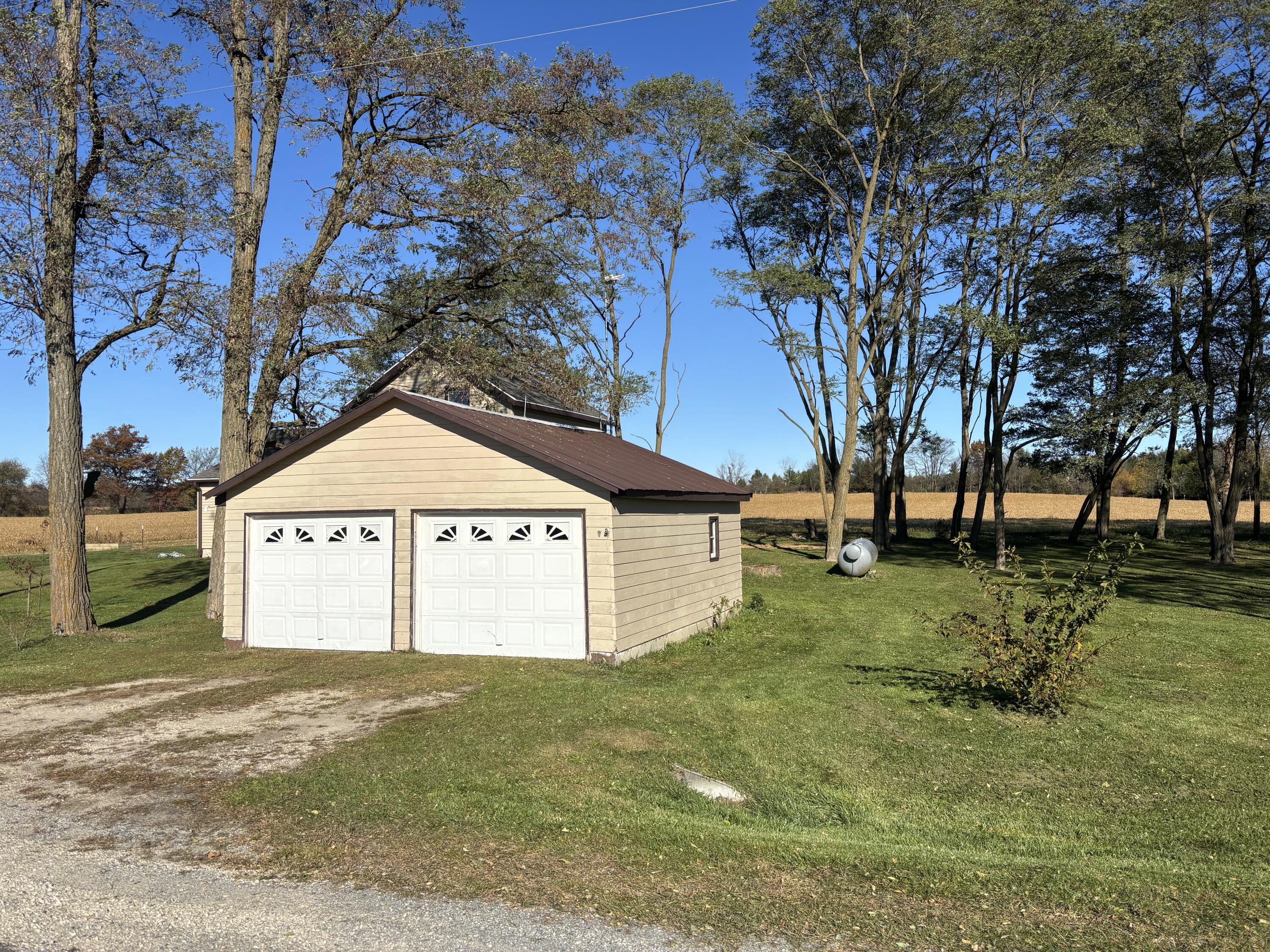 W8518 County Rd F Mitchell, WI 53011 - Photo 4 of 14 Garage