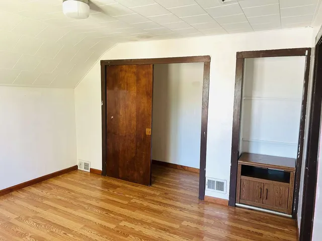 a view of entryway with a door