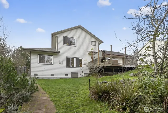 a view of a house with backyard