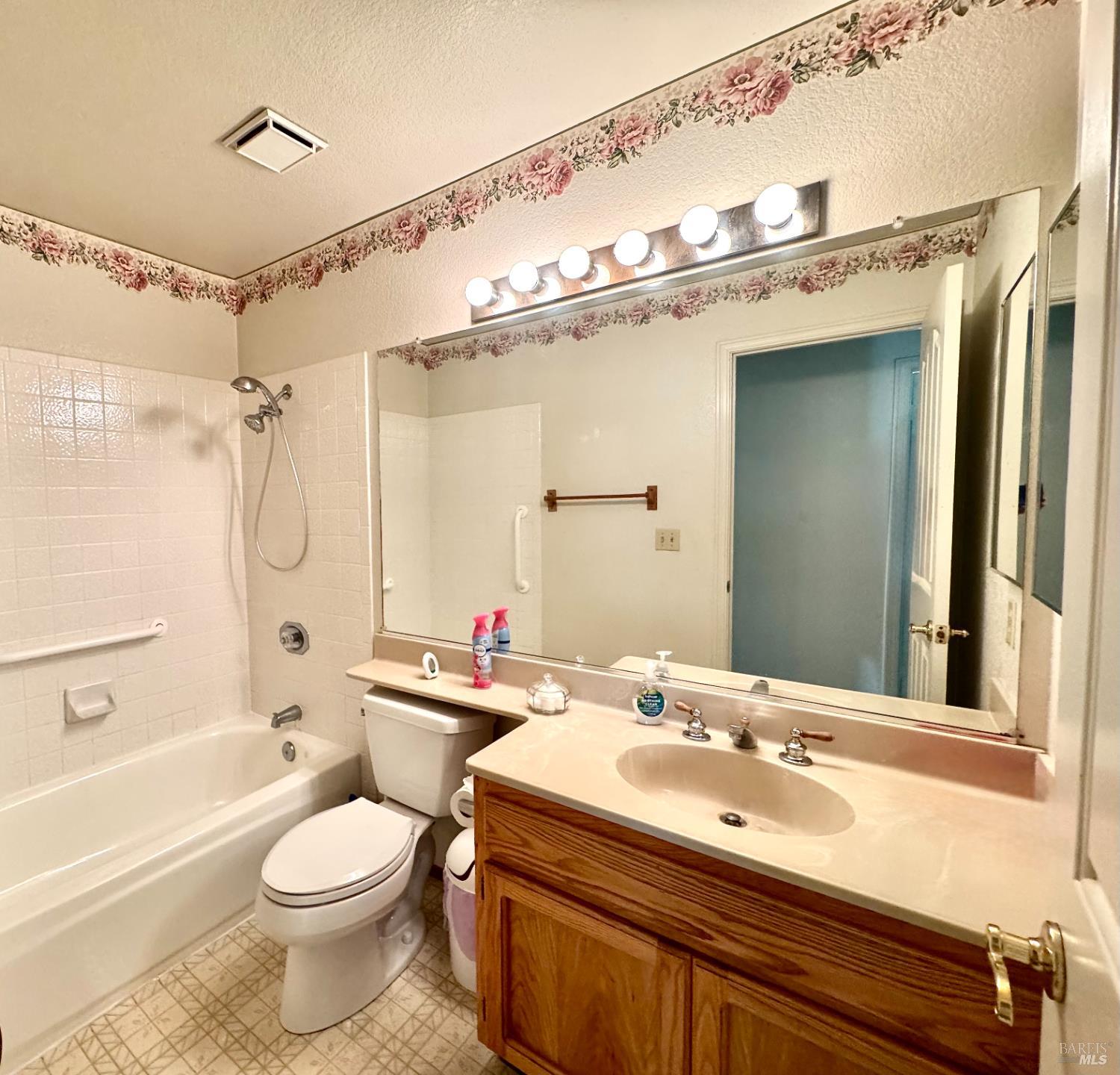 10845 Rio Ruso Drive Windsor, CA 95492 - Photo 18 of 29 Hall Bath