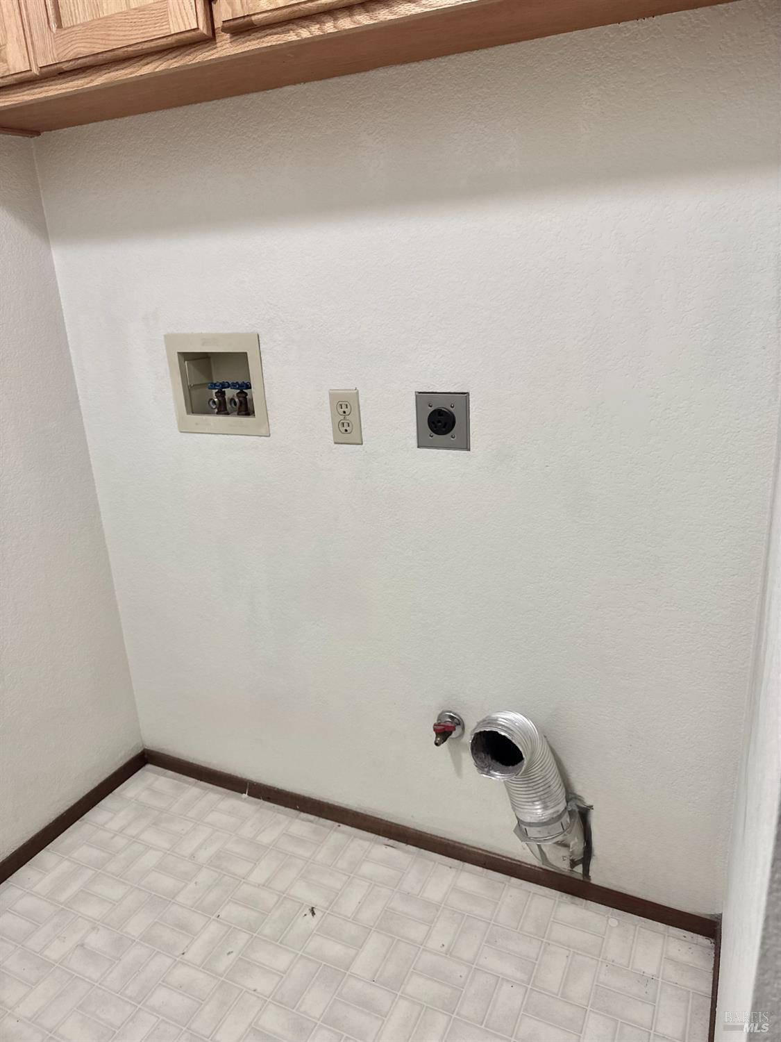 10845 Rio Ruso Drive Windsor, CA 95492 - Photo 21 of 29 Inside Laundry Area with electric and gas hookups