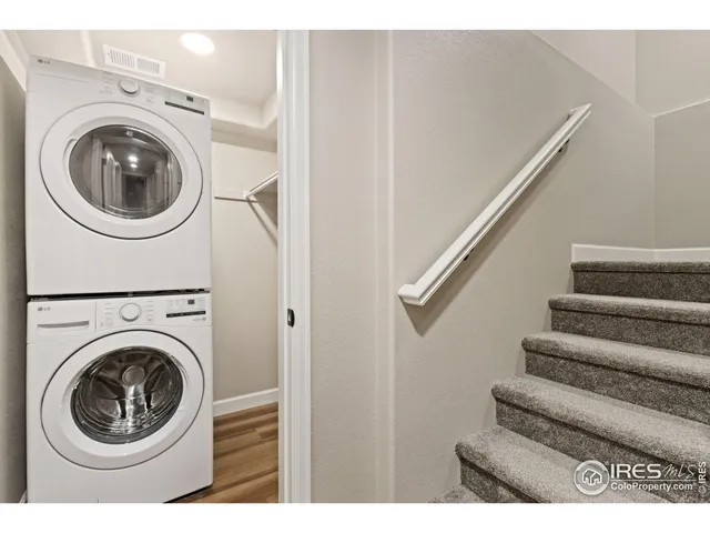 a view of entryway with washer and dryer