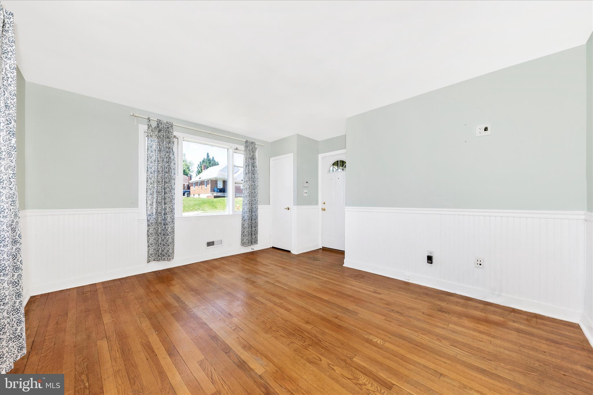 5811 Daybreak Terrace Baltimore, MD 21206 - Photo 6 of 54 Living Room