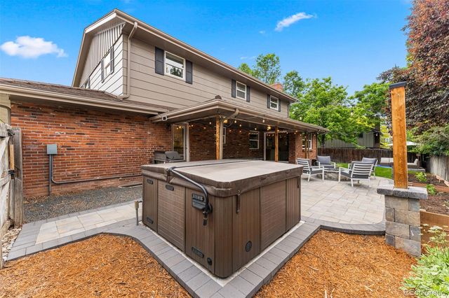 a view of a house with backyard