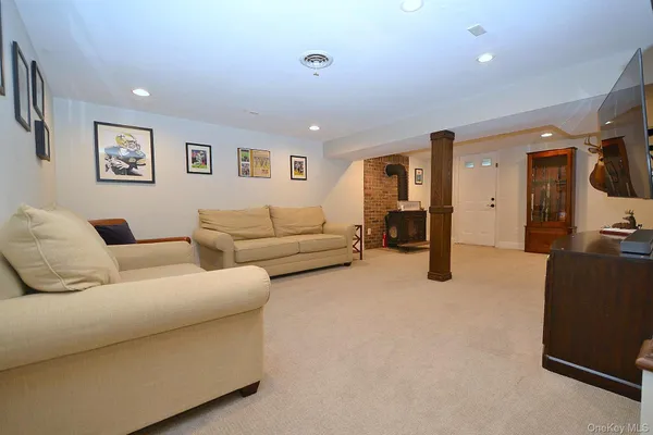 $729,000 | 7 Katherine Place, Oakdale, NY 11769