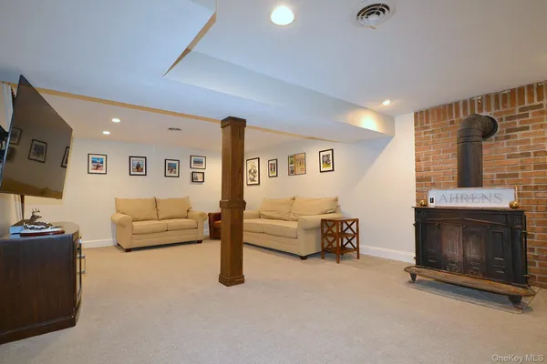 $729,000 | 7 Katherine Place, Oakdale, NY 11769