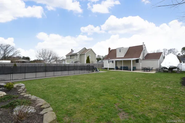 $729,000 | 7 Katherine Place, Oakdale, NY 11769