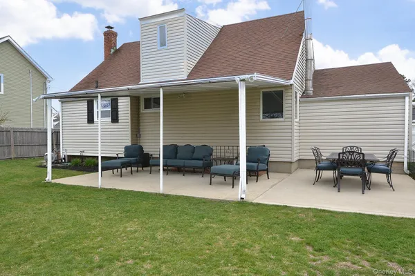 $729,000 | 7 Katherine Place, Oakdale, NY 11769