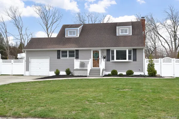 $729,000 | 7 Katherine Place, Oakdale, NY 11769