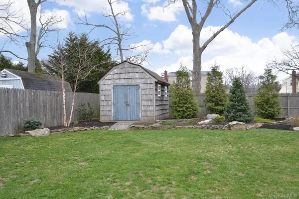 $729,000 | 7 Katherine Place, Oakdale, NY 11769