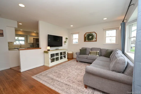 $729,000 | 7 Katherine Place, Oakdale, NY 11769