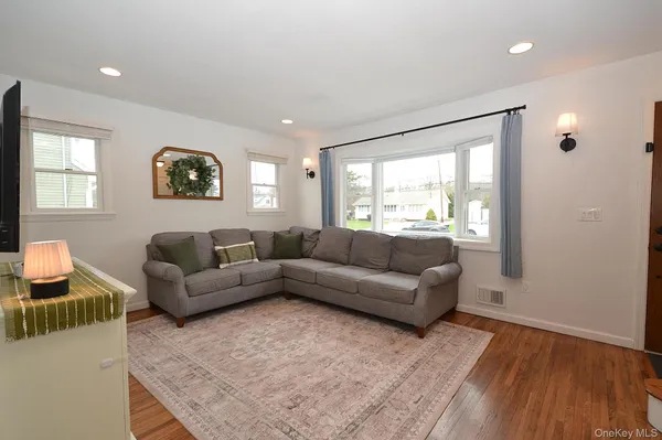 $729,000 | 7 Katherine Place, Oakdale, NY 11769