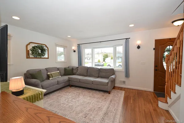 $729,000 | 7 Katherine Place, Oakdale, NY 11769