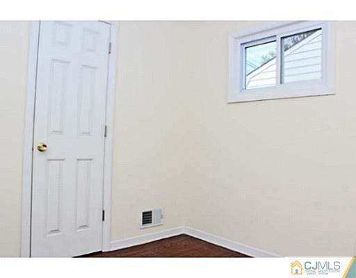 202 Jackson Avenue Edison, NJ 08837 - Photo 11 of 17
