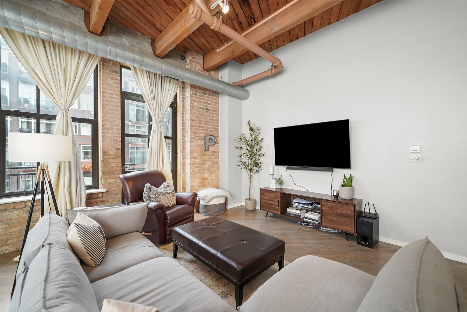 Undisclosed Address Chicago, IL 60607 - Photo 3 of 34 a living room with furniture and a flat screen tv