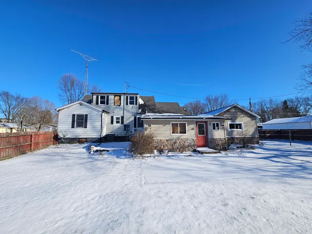 a view of house with a yard