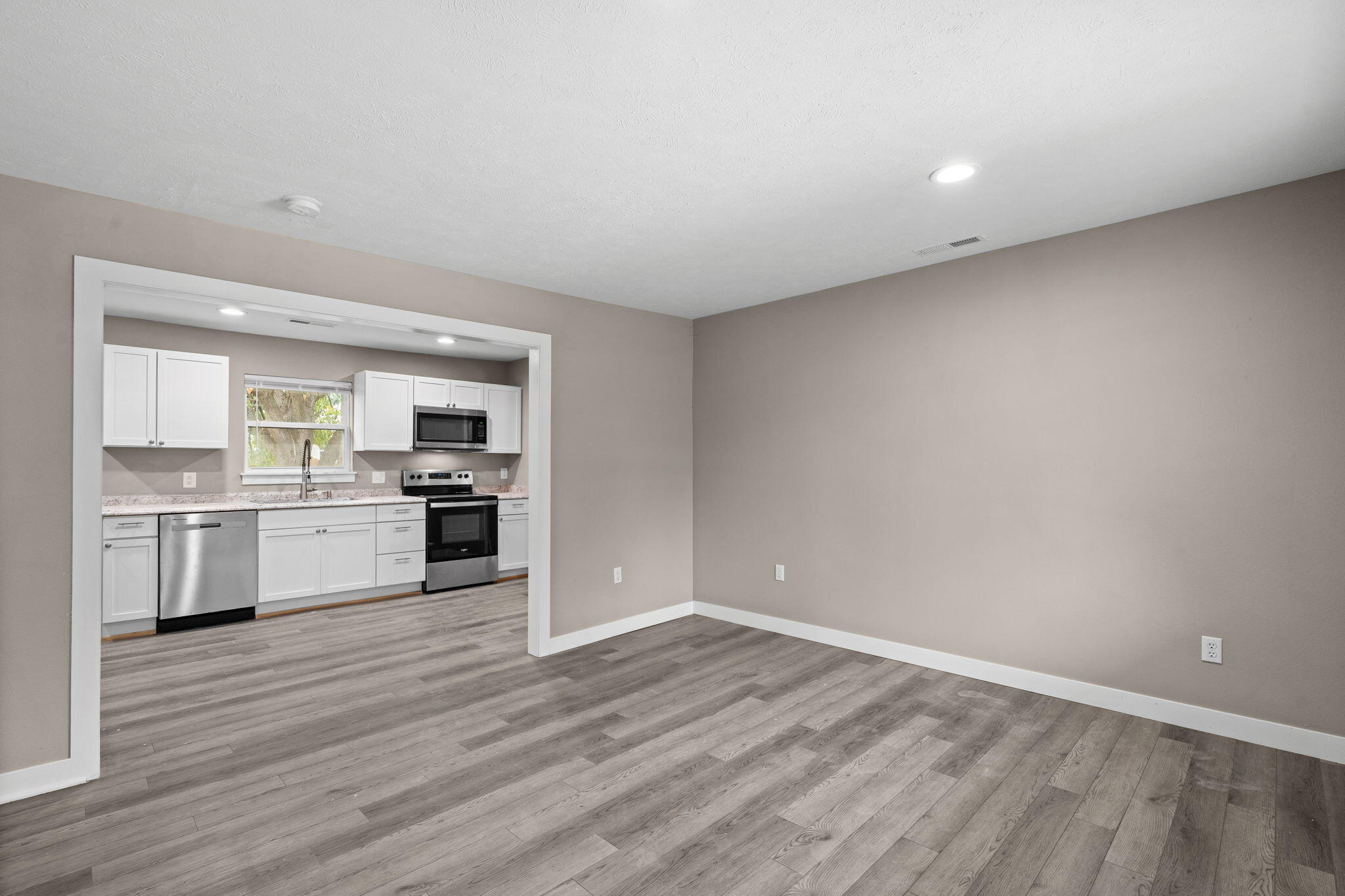 2320 South Kickapoo Avenue Springfield, MO 65804 - Photo 4 of 25 4-web-or-mls-DSC04611