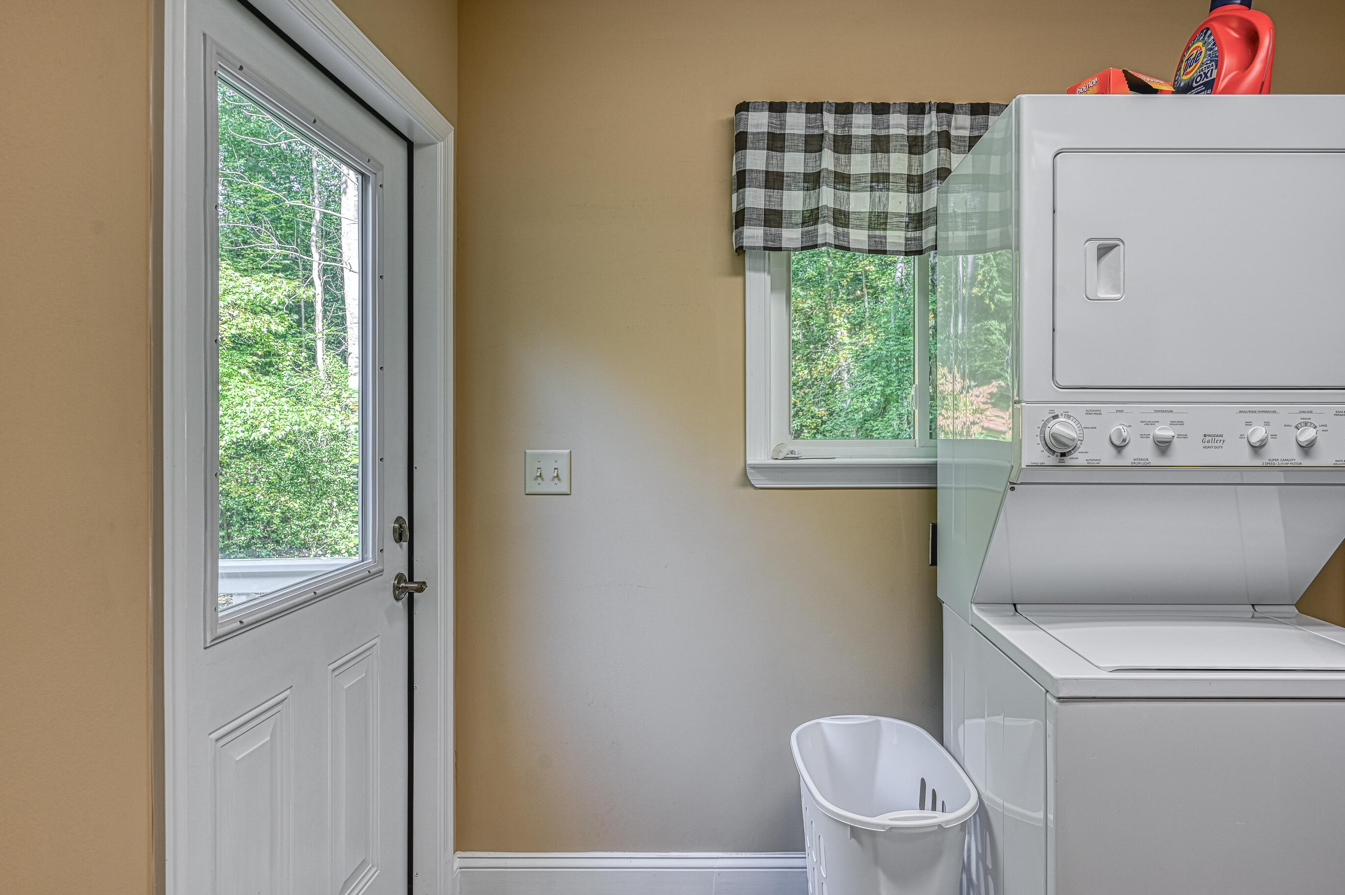 206 Oak Road Bumpass, VA 23024 - Photo 21 of 38 a bathroom with a toilet and a sink